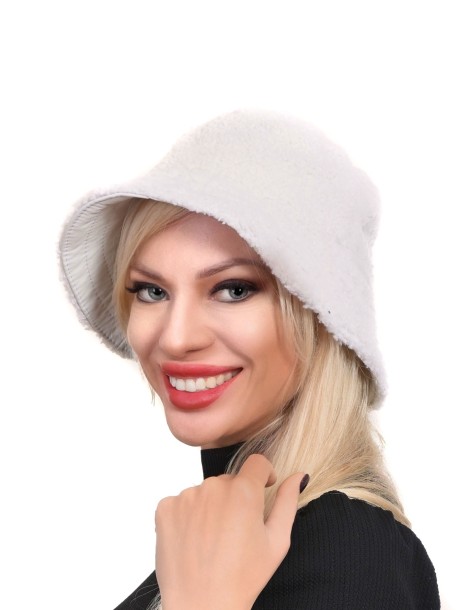 Biała czapka typu "bucket hat"