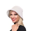 Biała czapka typu "bucket hat"