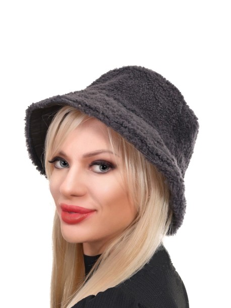 Szara czapka typu "bucket hat"