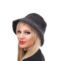Szara czapka typu "bucket hat"