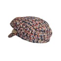 Elegancki damski beret w kolorze, ozdobiony dekoracją