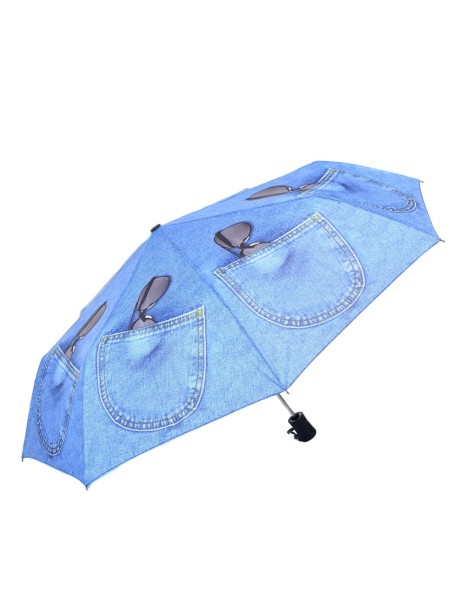 Parasol, jeans i okulary przeciwsłoneczne