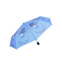 Parasol, jeans i okulary przeciwsłoneczne