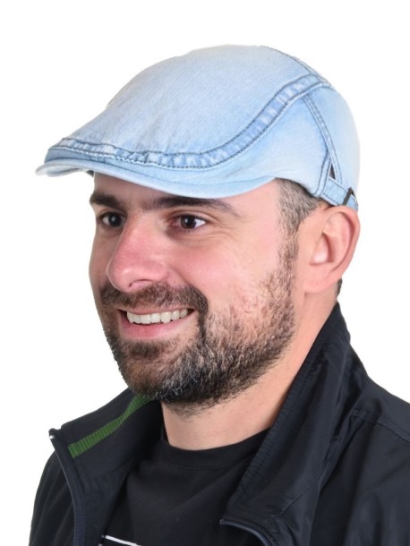 Jasnoniebieska czapka z daszkiem typu "trucker"