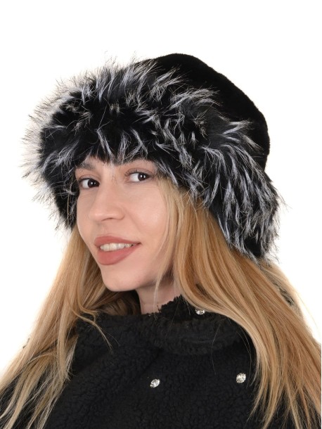 Czapka zimowa z pomponem w kolorze czarnym