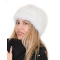 Puszysta zimowa czapka w białym kolorze